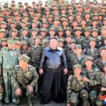 1863471-le-dirigeant-nord-coreen-kim-jong-un-pose-avec-des25882924187989120918.jpg