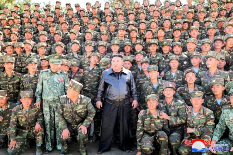 1863471-le-dirigeant-nord-coreen-kim-jong-un-pose-avec-des25882924187989120918.jpg